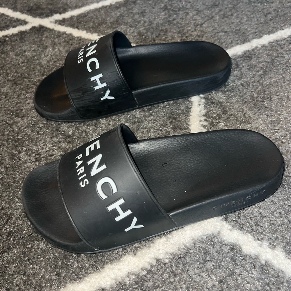 Givenchy Black and White Logo Slides - Picture 3 of 11